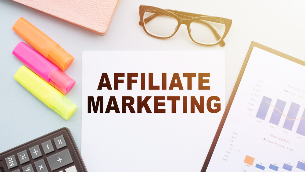 the,text,affiliate,marketing,on,office,desk,with,calculator,,markers,